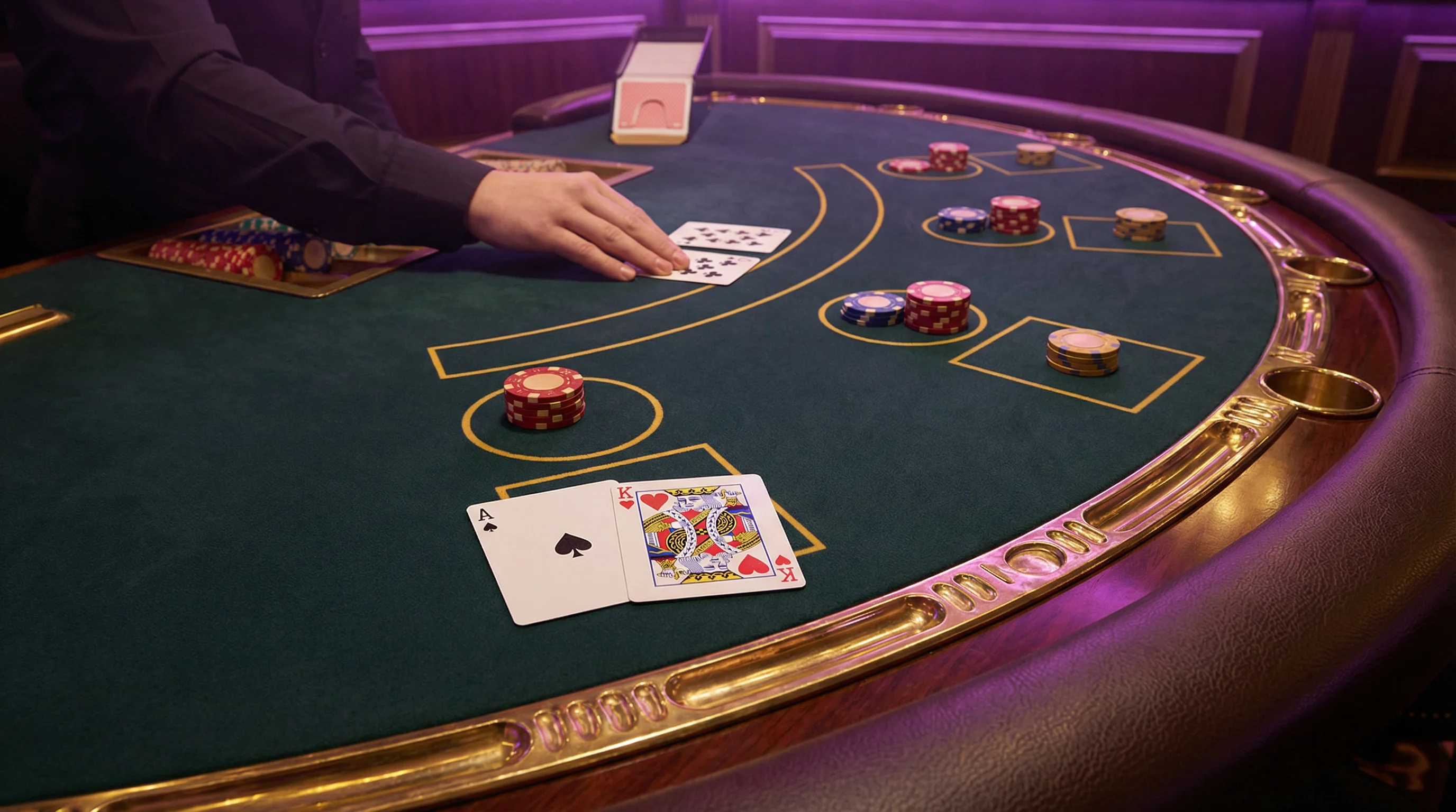 Mesa de blackjack con cartas mostrando 21 y fichas de casino